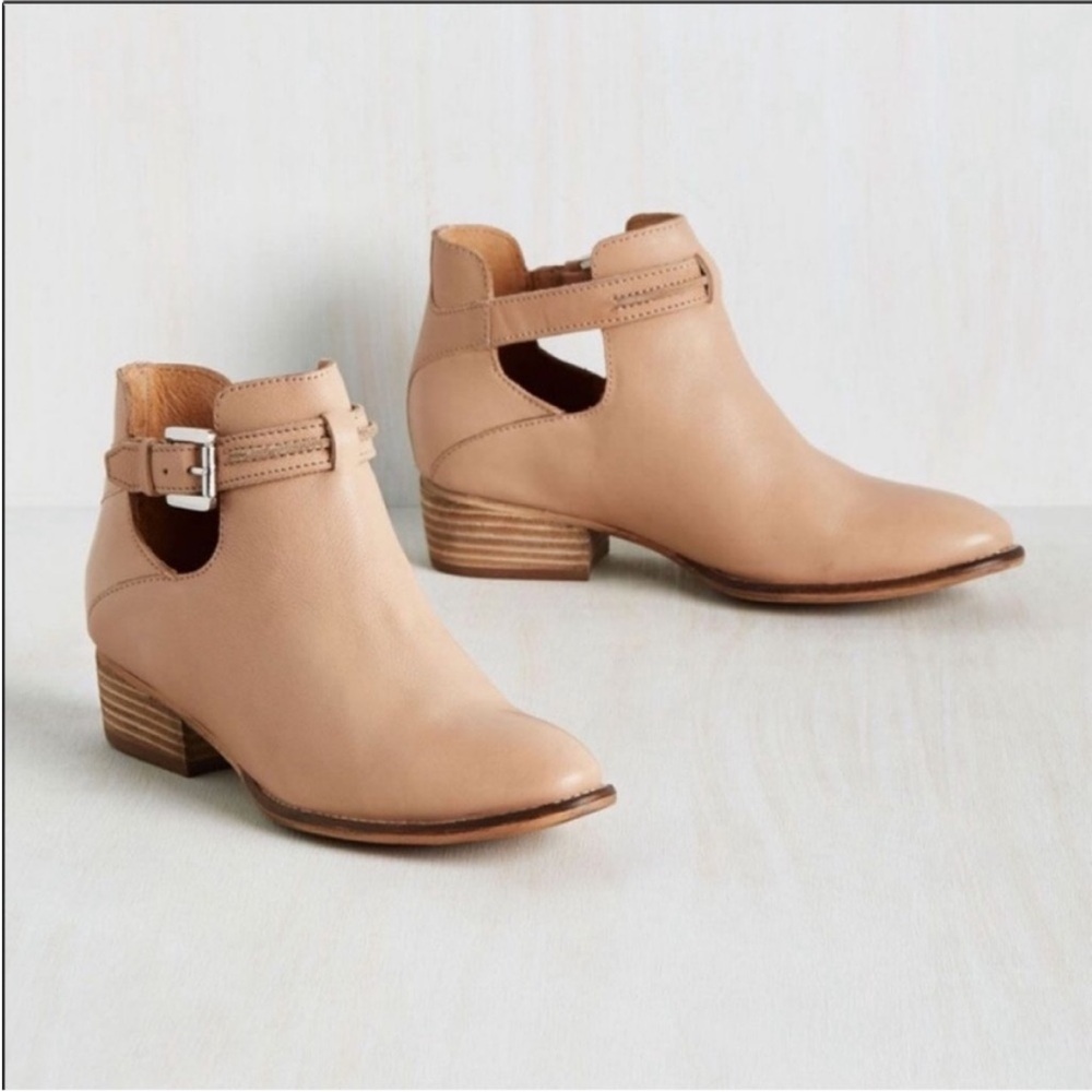 Seychelles cut out buckle booties size 6.5 but fits size 7